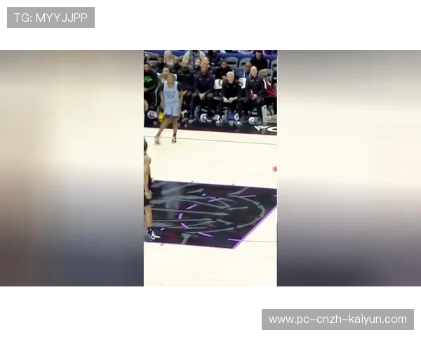 开拓者前场板强冲，二次进攻得分