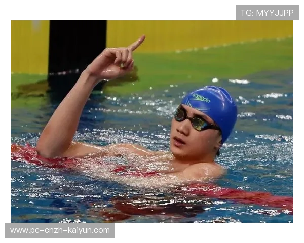 澳大利亚泳将蝶泳冲刺领先胜出：辉煌背后的坚持与努力